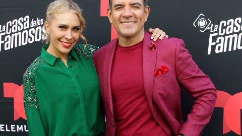 Jimena Gallego y Héctor Sandarti, conductores del reality de Telemundo La Casa de Los Famosos.