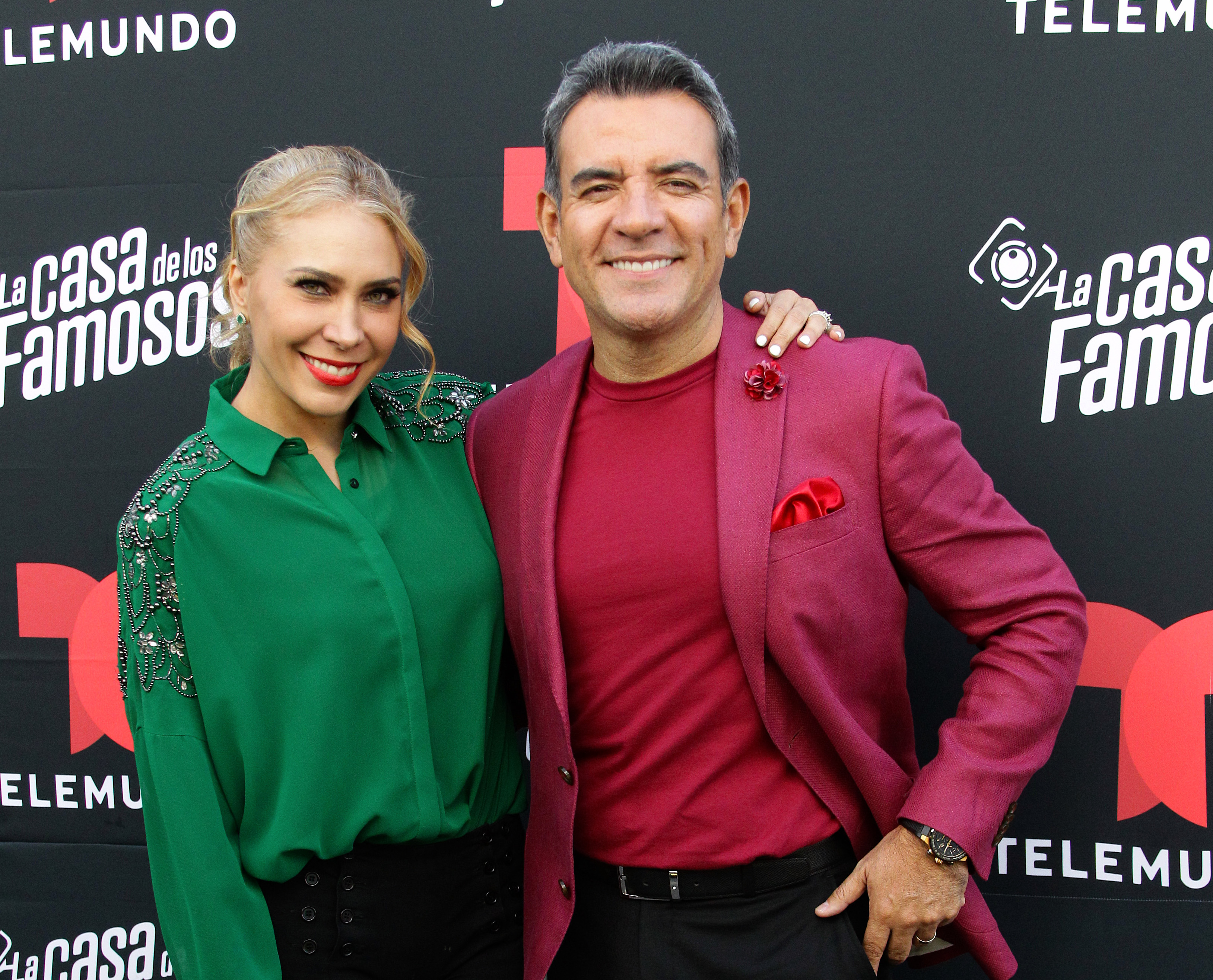 Jimena Gallego y Héctor Sandarti, conductores del reality de Telemundo La Casa de Los Famosos.