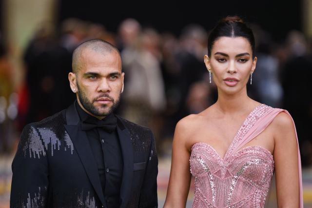 Pareja de Dani Alves pide respeto a periodistas que rodean su casa: 