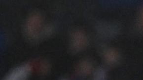 Johan Vásquez disputa un balón en encuentro del Cremonese frente al Napoli.