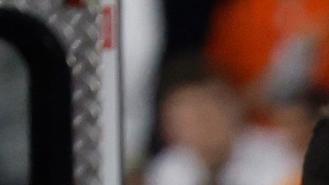 Jugadores de los Bills y los Bengals alrededor de Damar Hamlin tras sufrir dramático acidente.