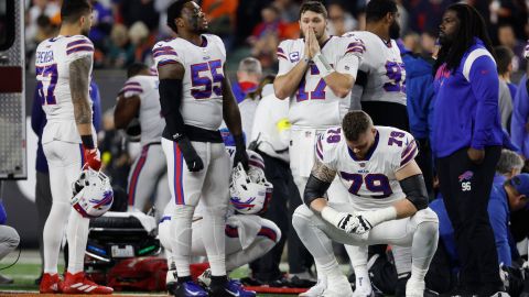 Jugadores de los Bills y los Bengals alrededor de Damar Hamlin tras sufrir dramático acidente.