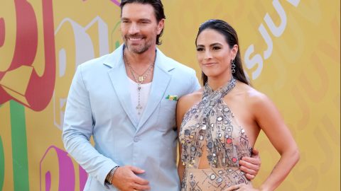 Julián Gil y su novia, la periodista deportiva Valeria Marín en los Premios Juventud 2022 en Puerto Rico.