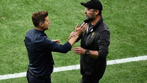 Jürgen Klopp y Mauricio Pochettino se saludan en la final de la Champions de 2019.