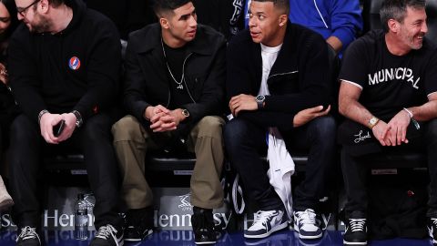 Kylian Mbappé junto a Achraf Hakimi en el juego de NBA de los Nets.