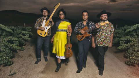 La Santa Cecilia, agrupación originaria de Los Ángeles.