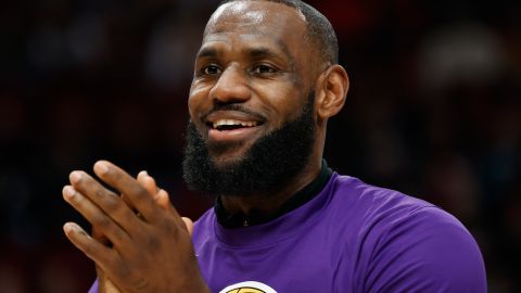 LeBron James superestrella de los Lakers.