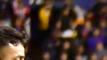 Leonardo Bonatini (d) del Atlético San Luis disputa el balón con Pavel Perez (i) del Guadalajara.