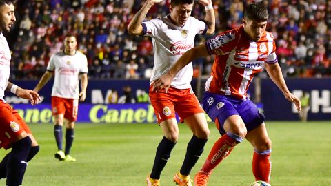 Leonardo Bonatini (d) del Atlético San Luis disputa el balón con Pavel Perez (i) del Guadalajara.