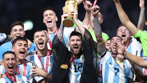 Lionel Messi levantando la Copa del Mundo.