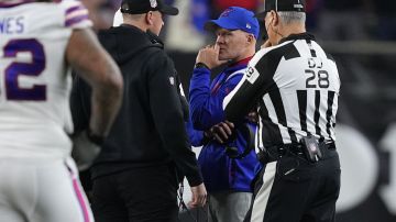 Los coachs Zac Taylor, y Sean McDermott reunidos tras la tragedia del partido entre Bills y Bengals.