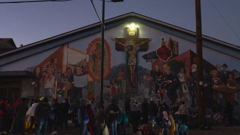 Patrulla Fronteriza arresta a migrantes frente a la iglesia de El Paso, ya que adentro carecían de espacio