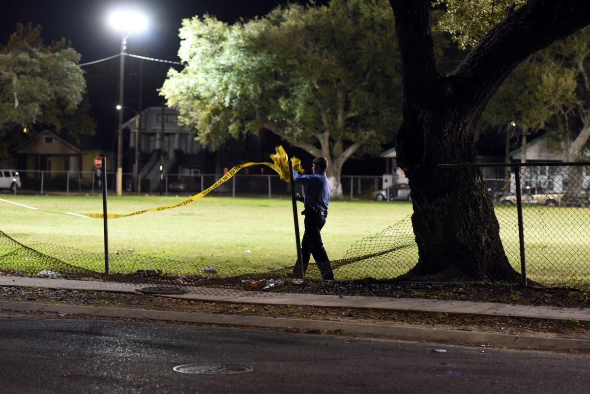 Madre de Louisiana se pelea con intruso en casa y lo mata a tiros policia