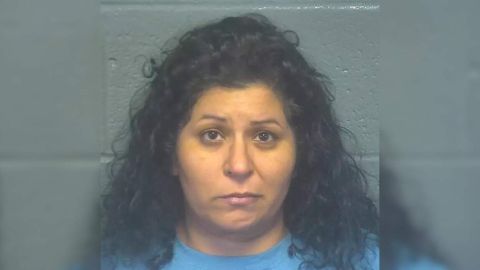 Adriana Reyes, madre de Salvador Ramos, quien asesinó a 21 personas en la escuela primaria Robb de Uvalde, Texas, amenazó al hombre con quien ahora vive en Oklahoma City que “antes de mudarse de esta casa lo va a matar”.