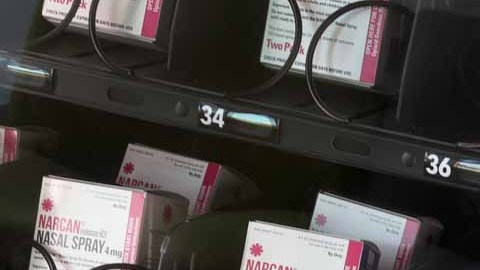 Se pretende que al menos 100 máquinas expendedoras de test y antídotos hayan sido instaladas en 2026