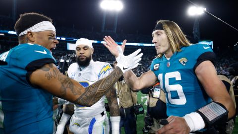 Marvin Jones Jr y Trevor Lawrence celebran la épica remontada de los Jaguars.