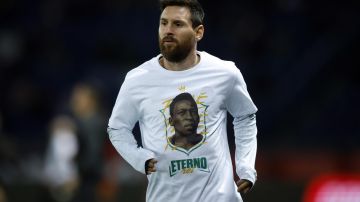 Messi con una camiseta en homenaje al Rey Pelé.