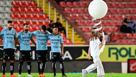 Minuto de aplausos para el Rey Pelé en la previa del juego entre Necaxa vs San Luis.