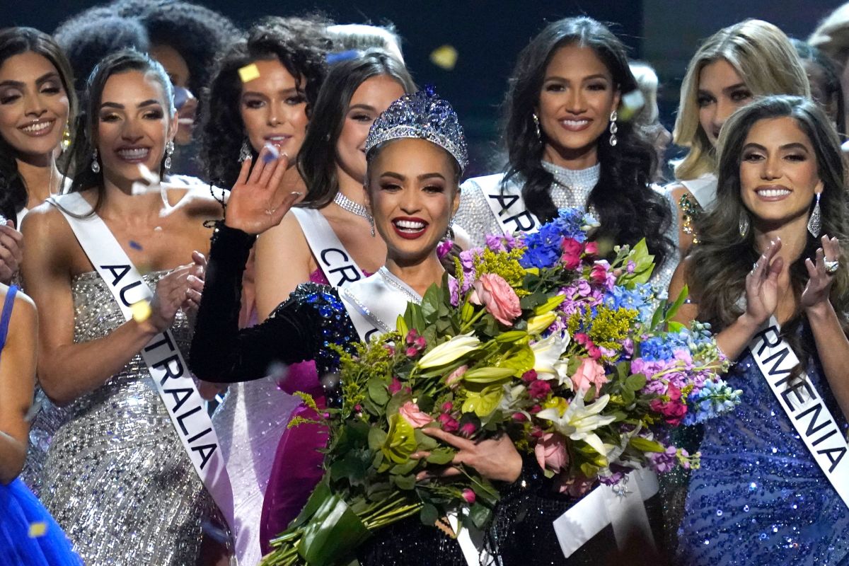 Miss United States, R'Bonney Gabriel, is crowned Miss Universe 2025