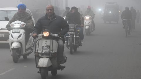 Muerte de una joven que fue arrastrada por un auto más de una hora conmociona a la India