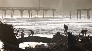 Muertos por tormentas en California aumenta a 14, mientras inundaciones y deslizamientos de tierra provocan evacuaciones