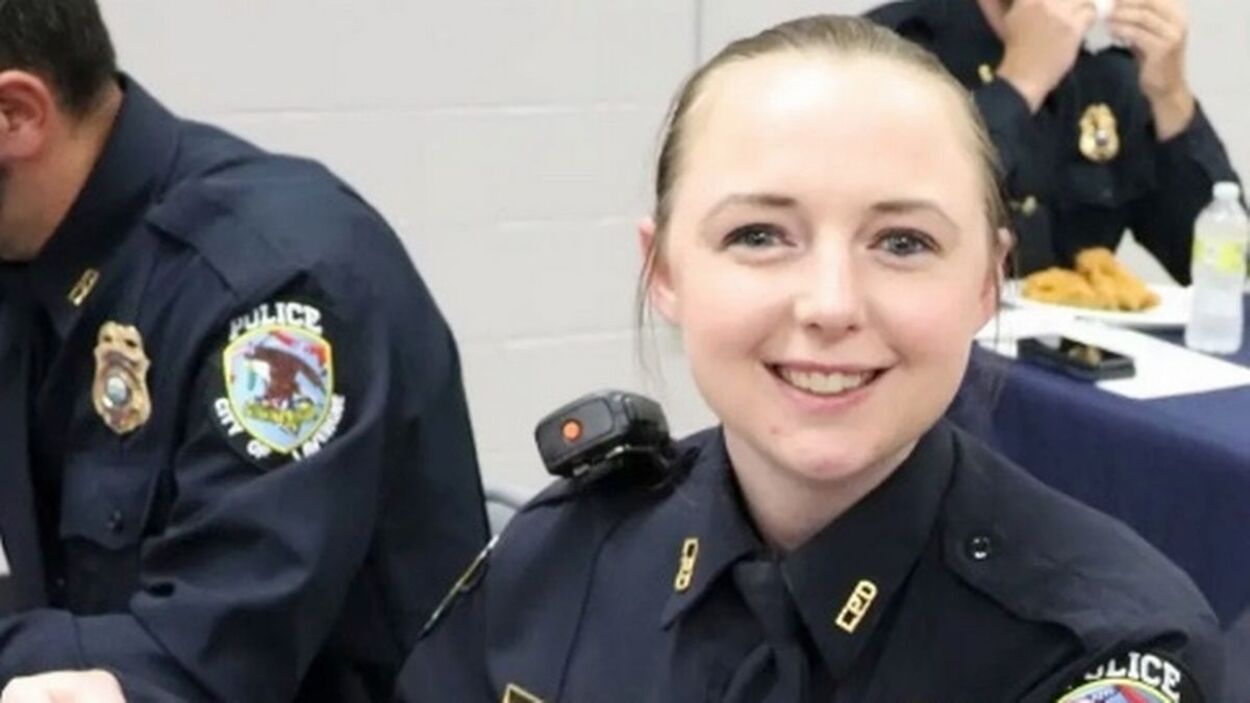 Mujer policía de Tennessee casada fue despedida por tener encuentros sexuales salvajes con 6 compañeros de la fuerza foto