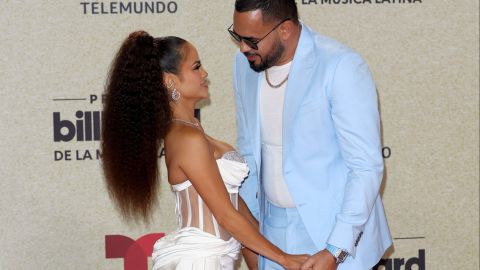 Natti Natasha y Raphy Pina en los Premios Billboard a La Música Latina 2021.