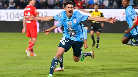 Nico Ibañez celebra con la camiseta del Pachuca.