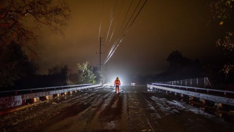 Niño de 5 años arrastrado por la corriente dentro de un vehículo atrapado en Los Ángeles
