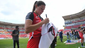 Norma Palafox firma autógrafos, durante el partido de la jornada 15 del torneo Apertura 2022.