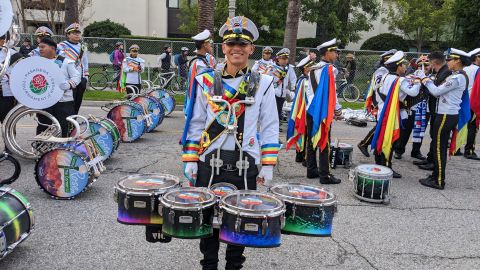Keneth Quiroz con la banda de música La Primavera de Panamá. (Jacqueline García/La Opinión)