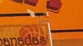 Itzel Rivera junto a su madre Alma Cruz comprando su rosca de reyes. (Jacqueline García/La Opinión)