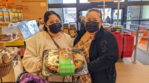 Itzel Rivera junto a su madre Alma Cruz comprando su rosca de reyes. (Jacqueline García/La Opinión)