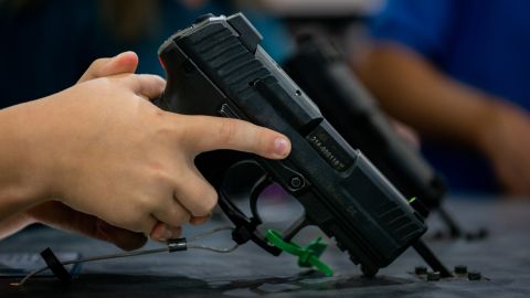 Padre de Indiana arrestado después de que su hijo de 4 años fuera visto jugando con arma cargada en televisión en vivo