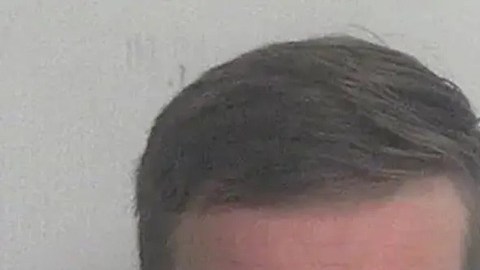Pareja gay acusada de abusar sexualmente de sus hijos adoptivos a quienes ofrecieron a una red de pedófilos en Georgia