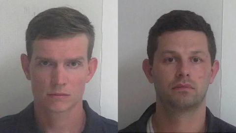 Pareja gay acusada de abusar sexualmente de sus hijos adoptivos a quienes ofrecieron a una red de pedófilos en Georgia