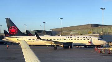 Pasajero expulsado de un vuelo de Air Canada luego de que manoseó pasajeras y trató de estrangular a un sobrecargo