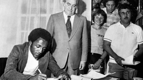 Paulo César Caju firma contrato con el Olympique Marsella en 1974.