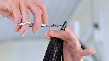 Peluqueros donan pelo humano para "recortar" la contaminación en el agua