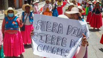 Presidenta de Perú cede, pide adelantar elecciones para finales de 2023