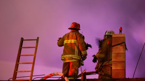 Presunto pirómano bajo custodia después de que un incendio masivo dañara un edificio en el distrito de Westlake