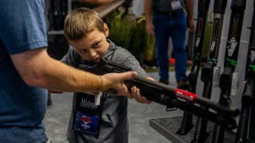 Rifle estilo AR-15 comercializado para niños exhibido en la convención de armas de Las Vegas
