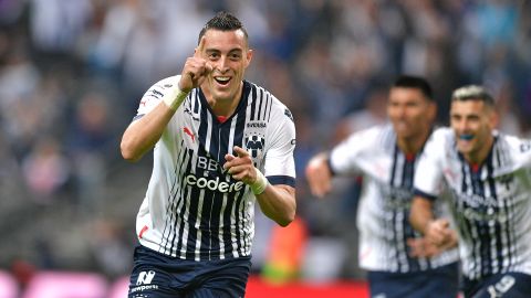 Rogelio Funes Mori celebra su hat-trick con Rayados ante San Luis.