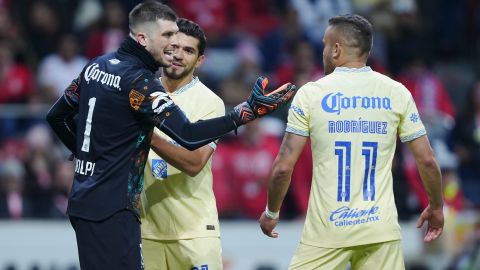 Tiago Volpi, Henry Martín y Jonathan Rodríguez, durante el partido de la jornada 2 del torneo Clausura 2023.