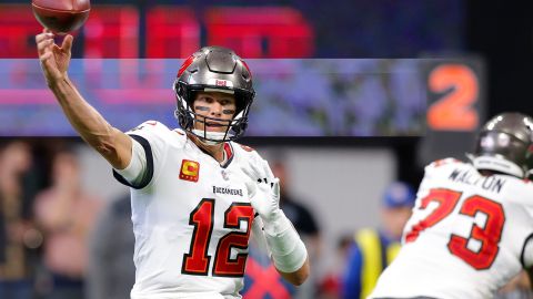Tom Brady uniformado con los colores de los Buccaneers.