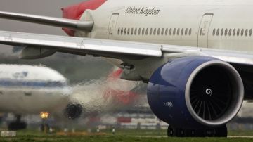 Trabajadora de aerolínea y madre de tres muere triturada después de ser succionada por el motor de un avión