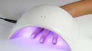 Los secadores de esmalte de uñas que emiten rayos UV dañan el ADN, según estudio