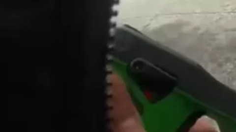 VIDEO: Oficial accionó 6 veces su pistola eléctrica contra maestro detenido en un acto de fuerza excesivo, según expertos