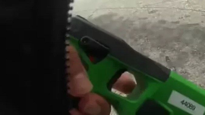 VIDEO: Oficial accionó 6 veces su pistola eléctrica contra maestro detenido en un acto de fuerza excesivo, según expertos