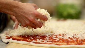 YouTuber crea la pizza más grande del mundo, rompe el récord Guinness